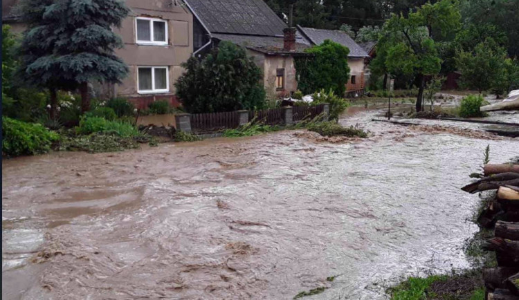AKTUÁLNĚ: Přívalový déšť trápí obyvatele Senice na Hané nebo Čech pod Kosířem