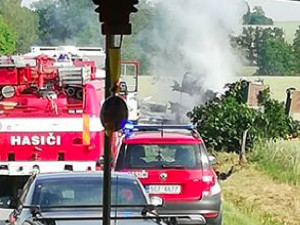 U Vodňan začal po nehodě hořet náklaďák. Řidič zůstal uvnitř