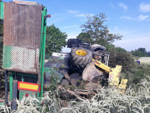 U Vodňan začal po nehodě hořet náklaďák. Řidič zůstal uvnitř