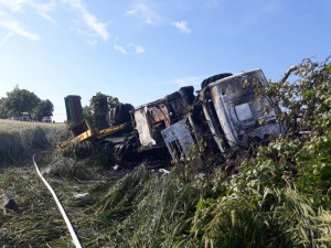 U Vodňan začal po nehodě hořet náklaďák. Řidič zůstal uvnitř