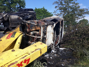 U Vodňan začal po nehodě hořet náklaďák. Řidič zůstal uvnitř