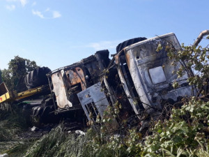 U Vodňan začal po nehodě hořet náklaďák. Řidič zůstal uvnitř