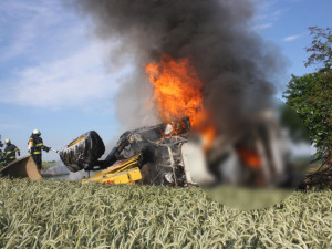 U Vodňan začal po nehodě hořet náklaďák. Řidič zůstal uvnitř