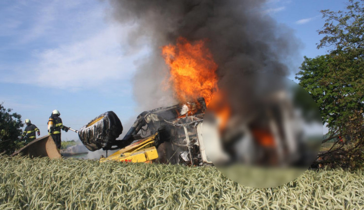 U Vodňan začal po nehodě hořet náklaďák. Řidič zůstal uvnitř