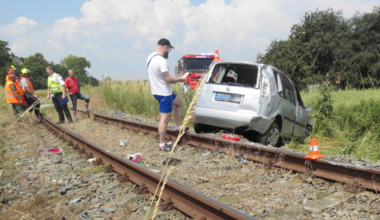 FOTO: Řidičce vběhl do cesty pes. Strhla řízení a skončila na kolejích