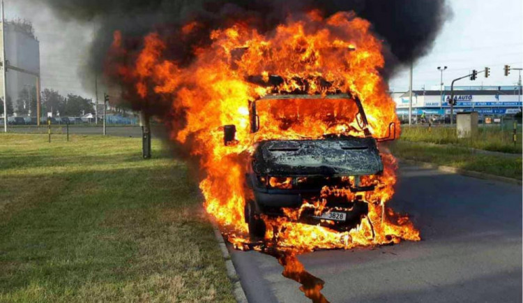 FOTO: Dnes ráno hořela dodávka v Lipenské ulici