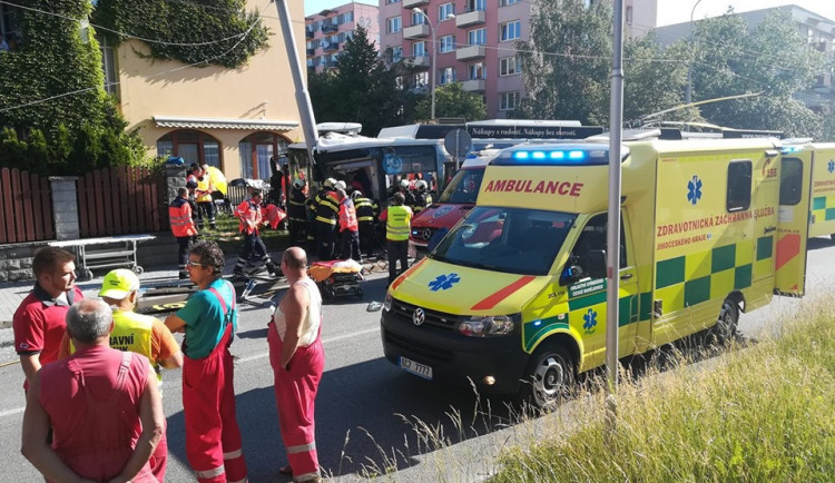 FOTO/VIDEO: Na Máji havaroval trolejbus. Nehoda si vyžádala osm zraněných