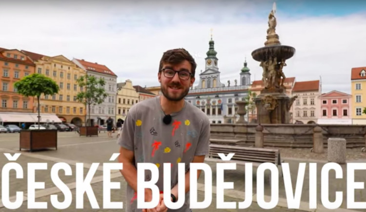 VIDEO: Rubeš a Mikulka si posvítili na Budějce. Co u nás doporučí Honest Guide turistům?