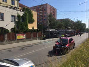 Na Máji havaroval trolejbus. Nehoda si vyžádala několik zraněných