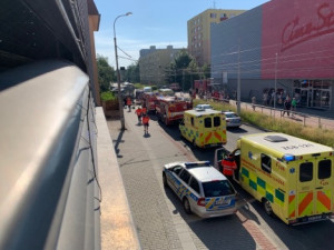 Na Máji havaroval trolejbus. Nehoda si vyžádala několik zraněných