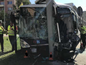 Na Máji havaroval trolejbus. Nehoda si vyžádala několik zraněných