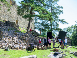 Na Helfenburku padla poslední klapka. Natáčení pohádky Zakleté pírko jde do finále