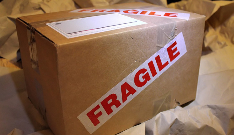 Brněnský kurýr konstantně vykrádal vezený náklad. Zamiloval si především voňavky