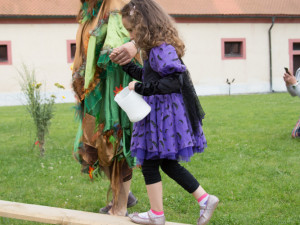 Čarodejnice, kovář nebo vodníci. Hluboká opět chystá Večerní pohádkovou zoo