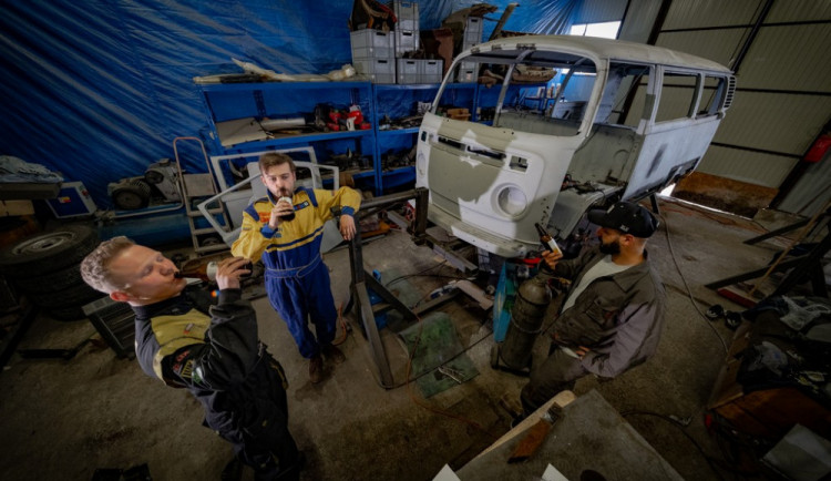 Mladí Brňáci se rozhodli přestavět legendární Volkswagen na pojízdnou hospodu
