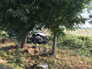 U Děbolína narazilo auto do stromu. Spolujezdkyně nehodu nepřežila