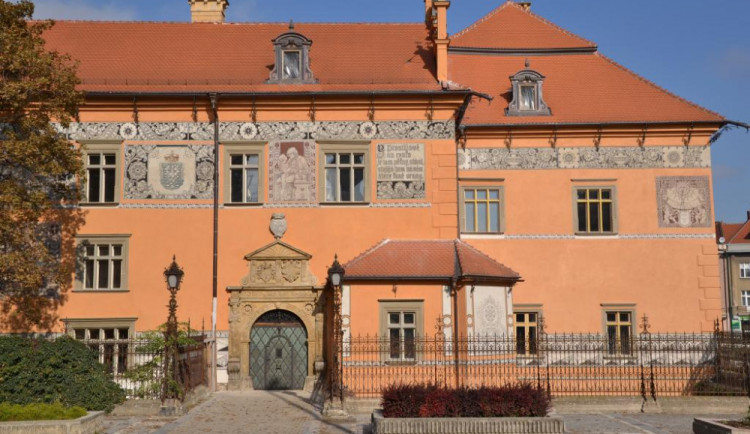 Muž pomočil prostějovský zámek. Hrozí mu pokuta dvacet tisíc korun