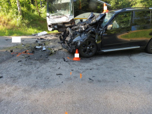 Na Prachaticku se srazil osobák s autobusem. U řidiče osobáku byl pozitivní test na drogy