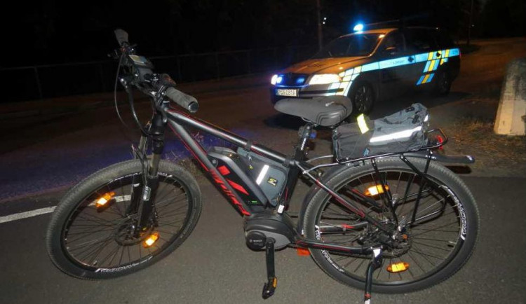 Policie pátrá po ženě, která u Bystřičky na kole narazila do jiné cyklistky a ujela