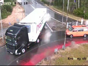 Řidič kamionu si s uzavírkou silnice v Třeboni těžkou hlavu nedělal. Odstranil zábrany a jel