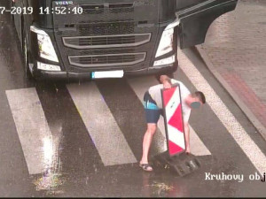 FOTO: Řidič kamionu si s uzavírkou silnice v Třeboni těžkou hlavu nedělal. Odstranil zábrany a jel