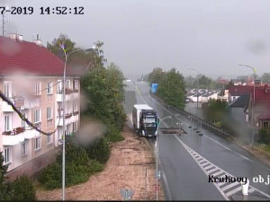 Řidič kamionu si s uzavírkou silnice v Třeboni těžkou hlavu nedělal. Odstranil zábrany a jel