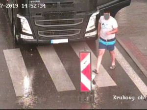 Řidič kamionu si s uzavírkou silnice v Třeboni těžkou hlavu nedělal. Odstranil zábrany a jel