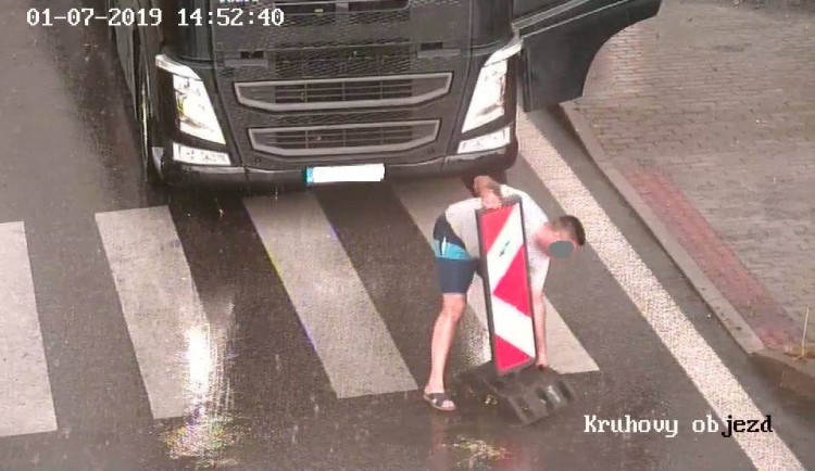 Řidič kamionu si s uzavírkou silnice v Třeboni těžkou hlavu nedělal. Odstranil zábrany a jel