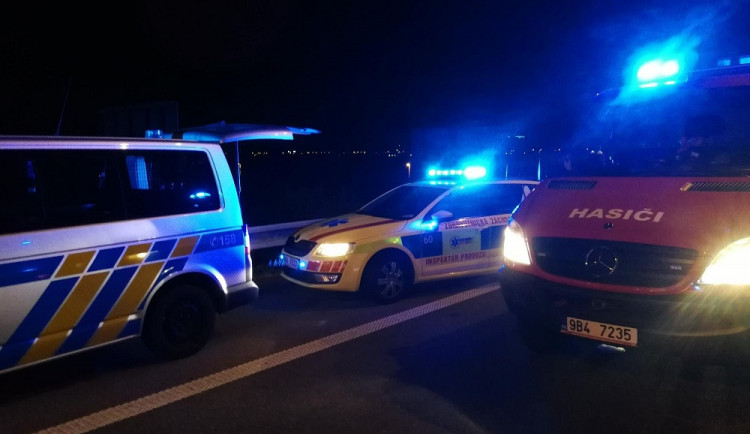 Padesátiletý řidič vylétl v noci ze silnice a narazil do mostku, na místě zemřel