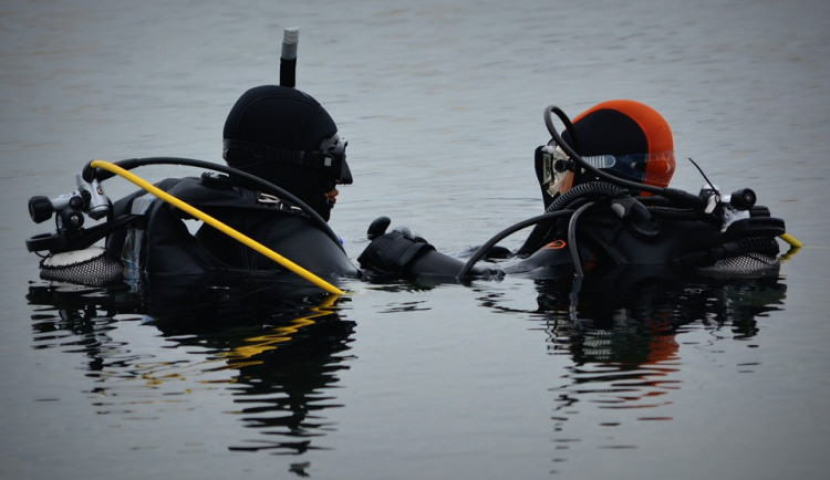 Potápěči chtějí v lomu u Lišova vydržet týden pod vodou