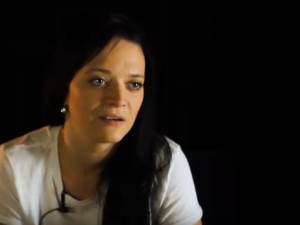 VIDEO: Karin zneužíval trenér, uvědomila si to až v dospělosti. Její příběh přináší projekt Nemlčíme