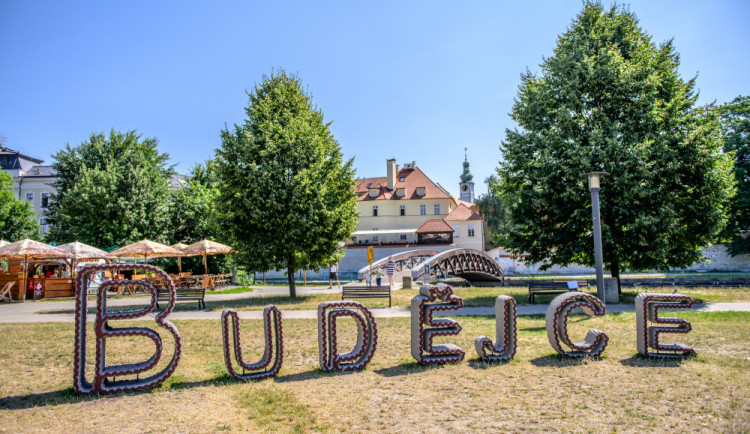 FOTO: Budějce, lavičky a pomoc. Tak vypadá Umění ve městě