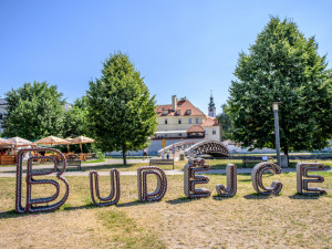FOTO: Budějce, lavičky a pomoc. Tak vypadá Umění ve městě