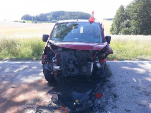 Na Strakonicku se srazila dvě auta. Jedna osoba zemřela, další tři jsou těžce zranění