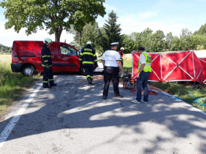 Na Strakonicku se srazila dvě auta. Jedna osoba zemřela, další tři jsou těžce zranění