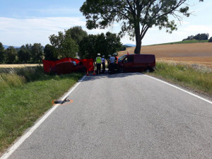 Na Strakonicku se srazila dvě auta. Jedna osoba zemřela, další tři jsou těžce zranění