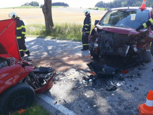 Na Strakonicku se srazila dvě auta. Jedna osoba zemřela, další tři jsou těžce zranění