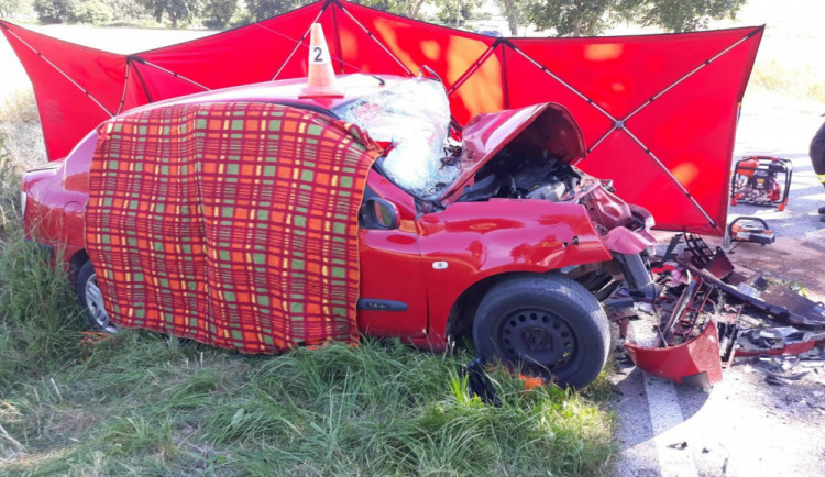 Na Strakonicku se srazila dvě auta. Jedna osoba zemřela, další tři jsou těžce zranění