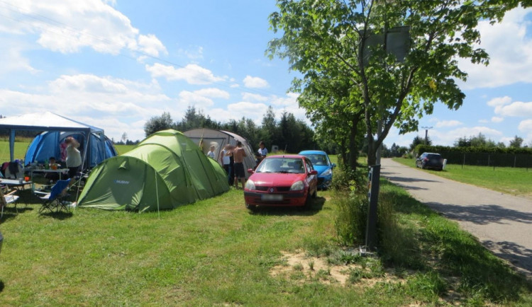 Rekreanti zažili v oblíbeném kempu nepříjemné probuzení, přes noc jim zloděj vykradl auto
