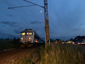 Na Jindřichohradecku se srazil vlak s autem. Řidička osobáku střet nepřežila