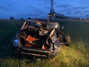 Na Jindřichohradecku se srazil vlak s autem. Řidička osobáku střet nepřežila