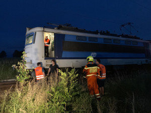 Na Jindřichohradecku se srazil vlak s autem. Řidička osobáku střet nepřežila