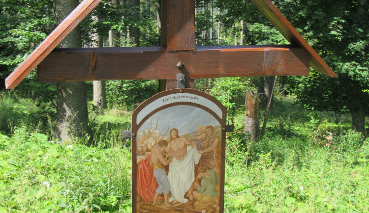 Obec Stožec obnovuje křížovou cestu ke zdejší kapli