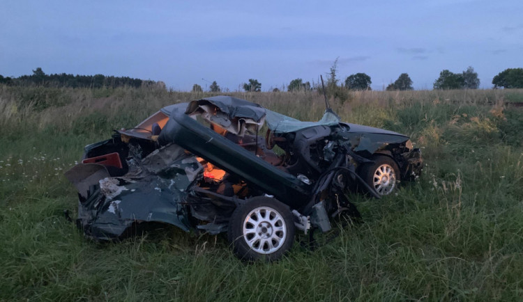 Na Jindřichohradecku se srazil vlak s autem. Řidička osobáku střet nepřežila