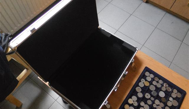 FOTO: Sběratel ztratil v Brně kufřík se stovkami historických mincí, vrátil ho poctivý nálezce