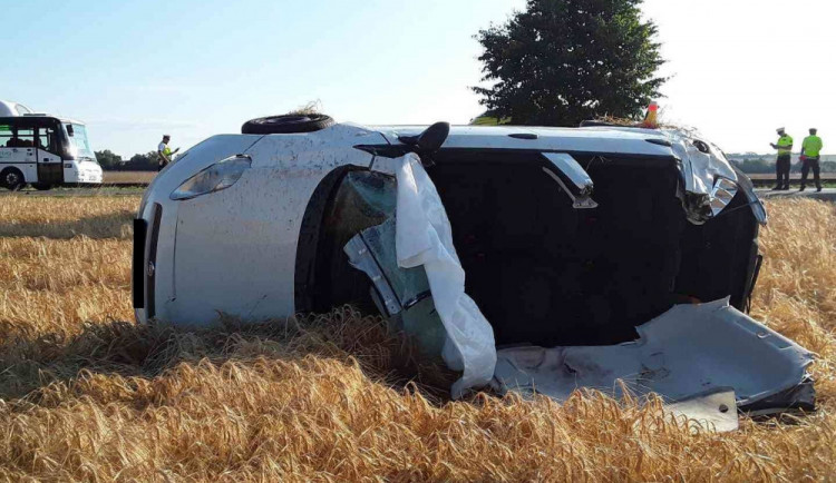 Policisté pátrají po svědcích nehody, po které museli hasiči vystříhat zraněného řidiče z auta