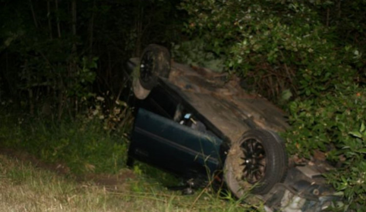 Osmnáctiletý mladík se chtěl vyhnout střetu se zvěří. Auto přetočil na střechu
