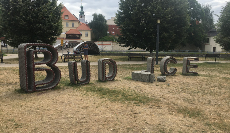 Na Sokoláku někdo zničil nápis Budějce. Pachatele by mohly odhalit kamery