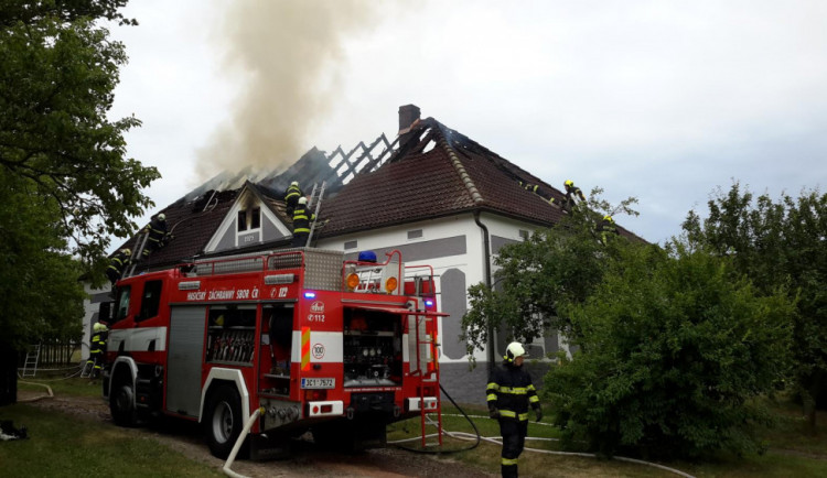 V Radošovicích hořela střecha domu, na místo byl přivolán psycholog