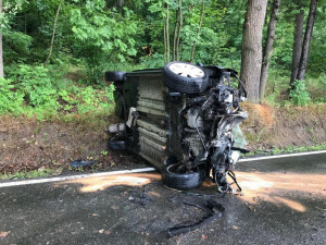 U Hrdějovic narazilo auto do stromu, řidiči musejí počítat s omezením